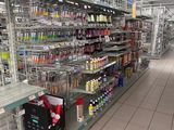 de nombreuses étagères dans le magasin qui contiennent différents articles