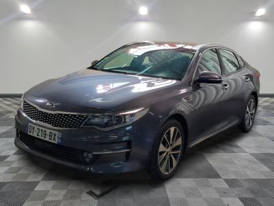 la voiture bleue est garée sur un sol en damier dans le garage