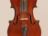 un vieux violon auquel est accroché un archet au niveau du manche