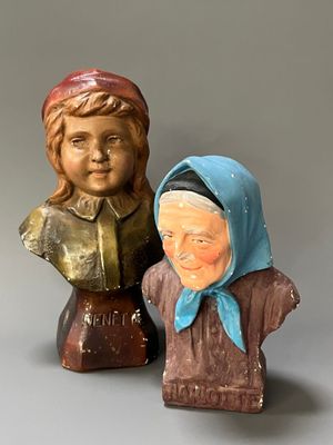 deux figurines représentant une femme et un homme posées sur une table