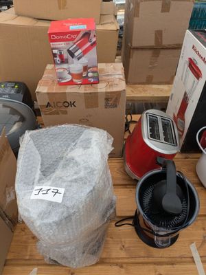beaucoup d'objets posés sur le sol