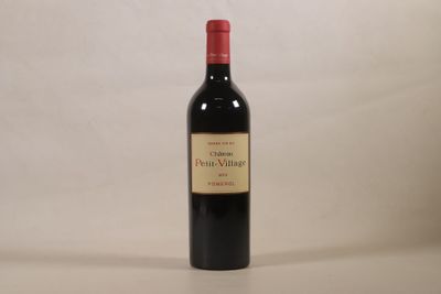 une bouteille de vin posée sur une table