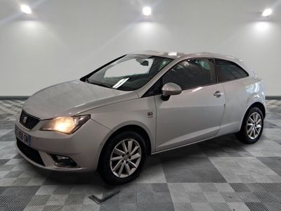 la photo d'une voiture argentée garée dans un garage