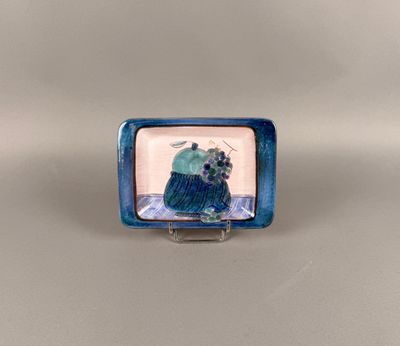 bague en verre bleu ornée d'un poisson