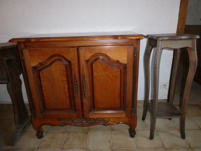 deux tables et un meuble dans un coin de la pièce