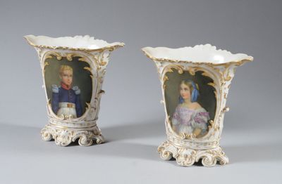 paire de vases en porcelaine représentant les portraits d’un homme et d’une femme