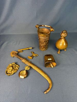 de nombreux objets posés sur un tissu bleu