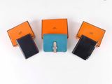 trois téléphones portables sont alignés les uns à côté des autres sur une surface blanche