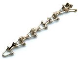 un bracelet en argent orné d'un bouquet de petites fleurs
