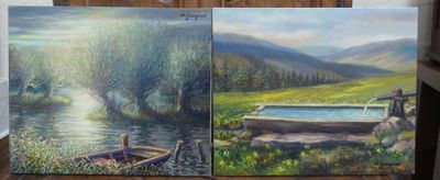 trois tableaux posés sur une table en bois