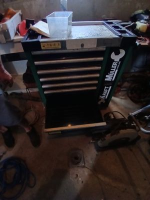un homme qui travaille sur un établi dans un garage