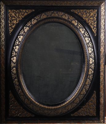 cadre peint en noir et or, avec un fond noir et une bordure dorée