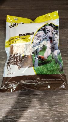 un sac de croquettes posé sur une table
