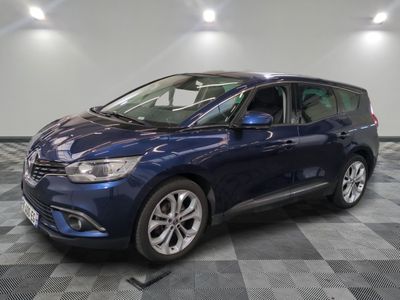 une voiture bleue garée sur le sol en damier d'un garage