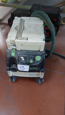 une machine posée sur le sol du garage