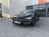 une Mercedes CLA noire garée devant un immeuble