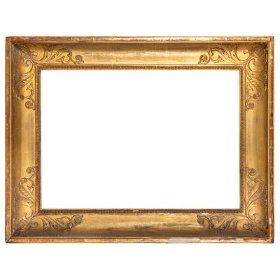 un cadre doré orné d'un motif décoratif sur fond blanc