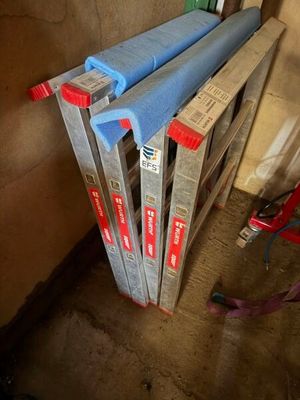 plusieurs pièces de bois sont empilées dans une pièce