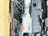 une caisse contenant une perceuse, posée sur une palette