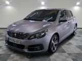 la voiture argentée est garée sur un sol en damier dans le garage
