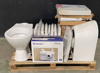 une pile de papier toilette et d'autres articles posés sur une palette