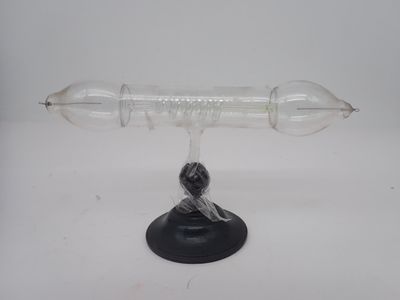une image représentant un objet en verre posé sur un socle noir