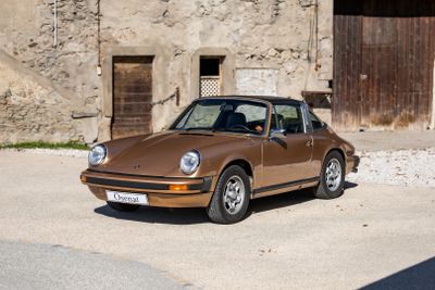 une voiture marron garée devant un immeuble