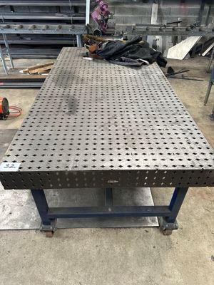 un gros plan d'une table en métal percée de trous