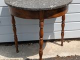 une petite table avec un plateau en marbre