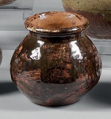 trois vases posés sur une table