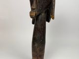 une image représentant une sculpture en bois représentant une tête de femme posée sur un socle noir