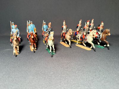 de nombreuses figurines représentant des soldats à cheval