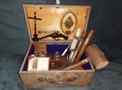 une boîte en bois contenant tout un tas d'objets
