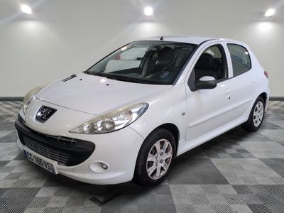 la photo d'une voiture blanche garée dans un garage