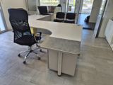 un bureau avec une chaise et un ordinateur dessus
