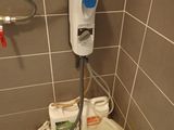 des toilettes avec un sèche-mains à côté