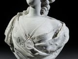 un buste en marbre blanc représentant une femme coiffée d'une couronne