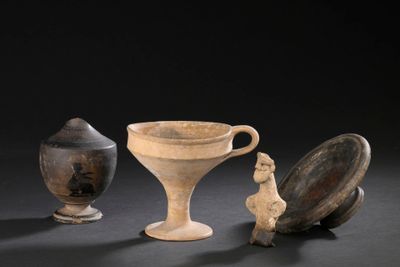 trois pièces de poterie posées sur une table l'une à côté de l'autre