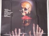 affiche de film française représentant un crâne humain et une main humaine tenant un crâne humain