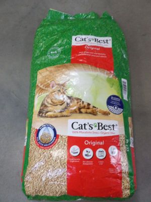 un gros plan sur un sac de litière « Cat's Best » posé sur une table