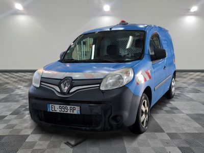 la photo d'une camionnette bleue garée dans un garage