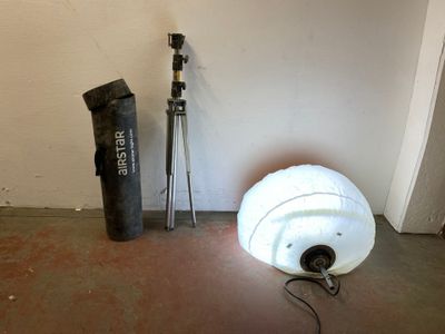 a light that is on a tripod next to a camera