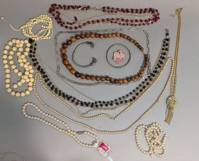 plusieurs types de colliers et de bracelets différents disposés sur une table