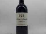 une bouteille de vin rouge posée sur une table