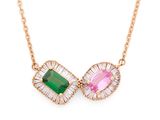 un collier rose et vert monté sur une chaîne en or