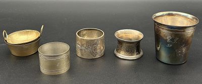 cinq tasses et une cuillère posées sur une table
