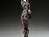 une image représentant une statue en bronze d'une femme tenant une batte de baseball
