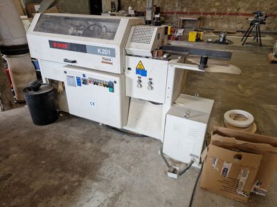 une image d'une machine dans un entrepôt