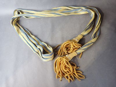 un ruban jaune et bleu orné d'un pompon