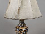 une lampe posée sur une table et munie d'un abat-jour